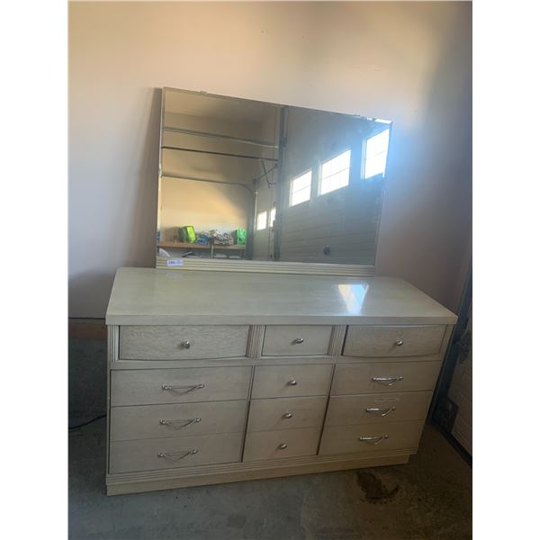 Bassett Furniture Chest of Drawers w/ Mirror