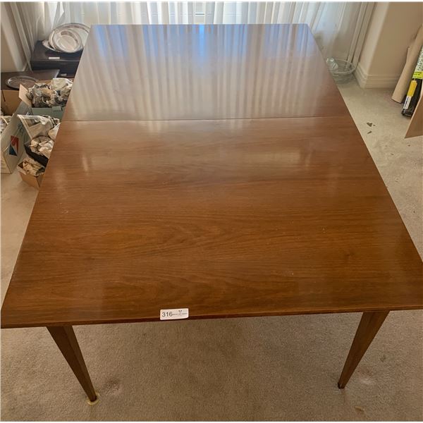 Beautiful Gunstock Walnut Table w/ 3 x Leaves