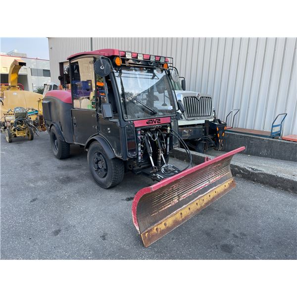 *TOW* 2012 MACLEAN MV2, DIESEL, MUNICIPAL TRACTOR, BLACK + RED VIN MV1165