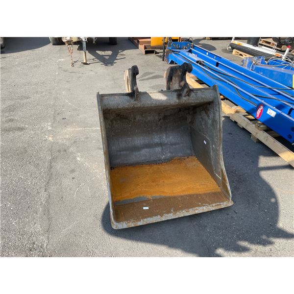 CWS 33" EXCAVATOR / BACKHOE CLEANING BUCKET WITH BLADE