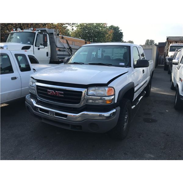 2005 GMC SIERRA 2500HD, V8, WHITE, 2DR CREWCAB, WHITE VIN 1GTHK29U25E294994