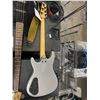 Image 2 : GIO IBANEZ SILVER ELECTRIC GUITAR