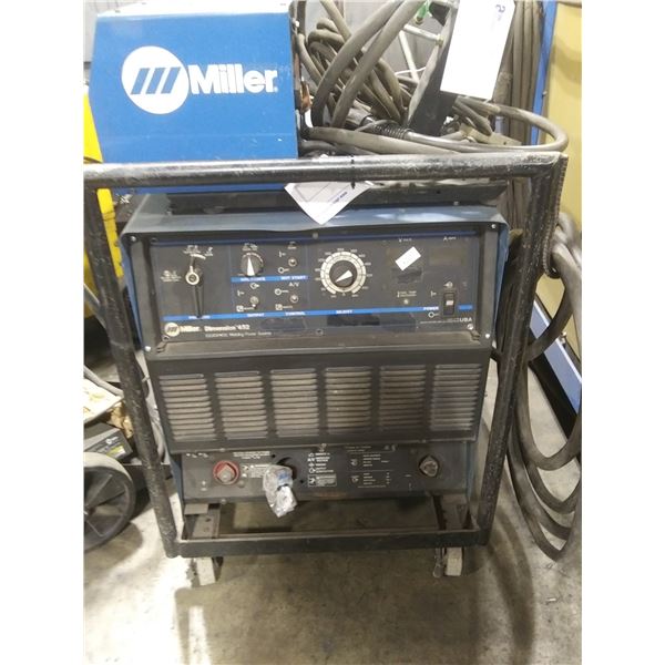 MILLER 24 A 24V WIRE FEEDER WITH MILLER DIMENSION 452 CC/CV-DC WELDING POWER SOURCE ON