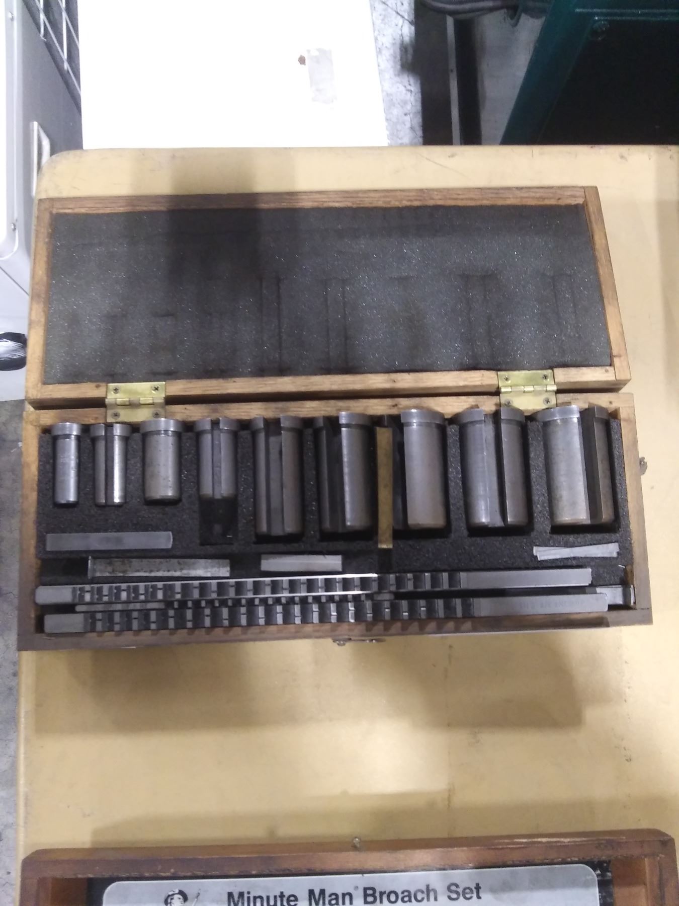 SMALL WOODEN BOX OF DUMONT MINUTE MAN INDUSTRIAL BROACH SET