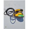 Image 2 : DeWALT Random Orbit Palm Sander