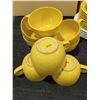 Image 2 : WELL-CRAFTED BRILLIANT YELLOW MEXICAN CERAMICS & YELLOW GLASS VASE (SEE PHOTOS).