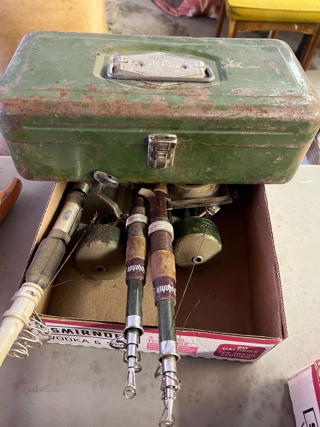 TACKLE BOX AND THREE COLLAPSABLE FISHING RODS- TWO HAVE REELS