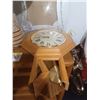 Image 2 : OAK NIGHTSTAND c/w LAMP, CLOCK & PICTURE FRAME.