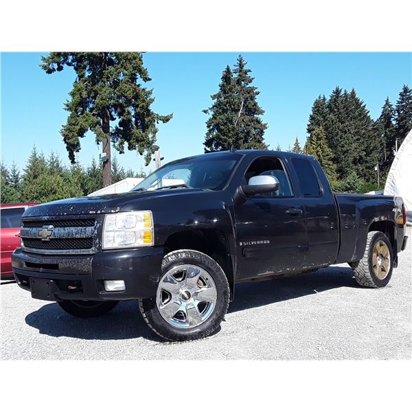 A12C --  2009 CHEVROLET SILVERADO 2500 EXT CAB 4X4, Black, 409802 KM