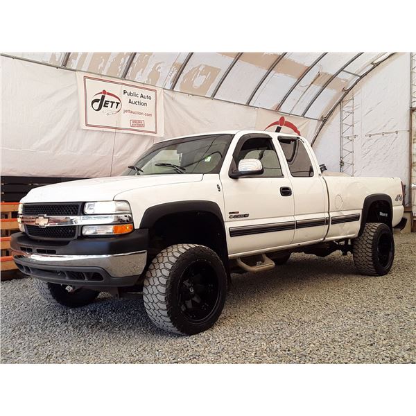 F3 --  2002 CHEVROLET SILVERADO 2500 HD CREW CAB 4X4, White, 456296 KM