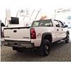 Image 15 : A7 --  2004 CHEVROLET SILVERADO 2500 4X4, White, 178 719 KM    "NO RESERVE"