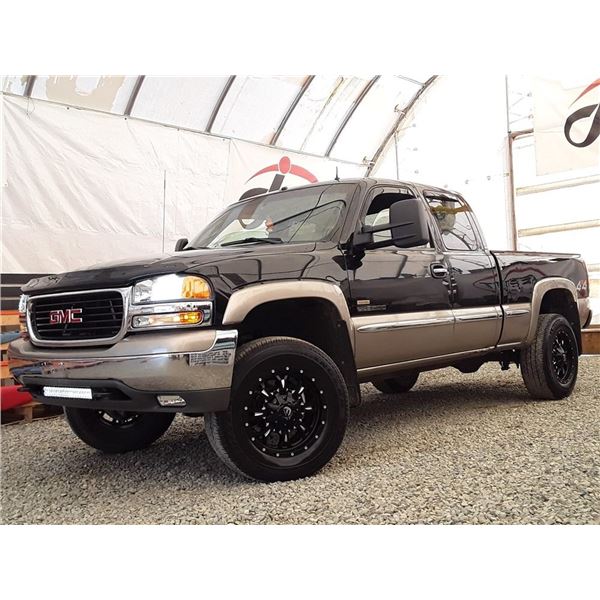 G3 --  2001 GMC SIERRA 2500 EXT CAB 4X4, Black, 235963 KM