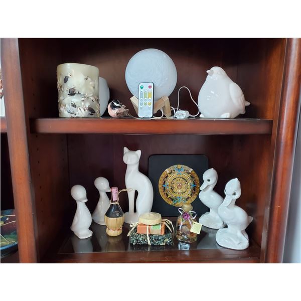 2 shelves of household Deco