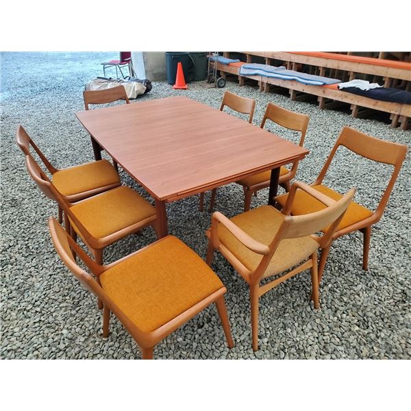 Teak Expandable 2 leafs Dinner tale with 8 Chairs