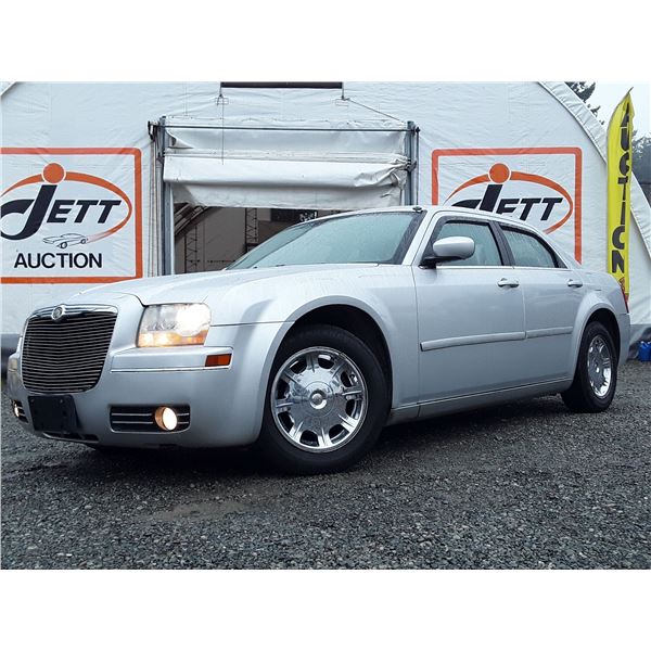 D1 --  2005 CHRYSLER 300 TOURING, Silver, 268824 KM