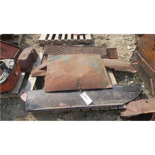 pallet with side skirts , fenders, trunk lid from a Ford model A or T