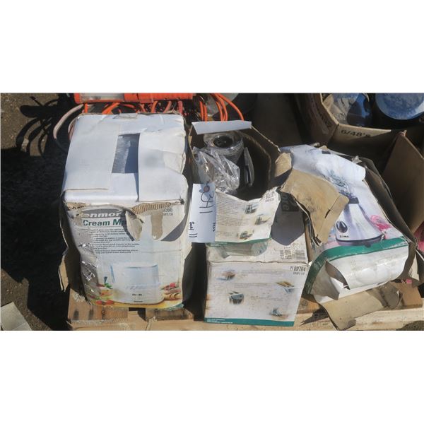 bundle of 4 counter top appliances, Blender, ice cream maker, toaster, coffee bean grinder. (all unt