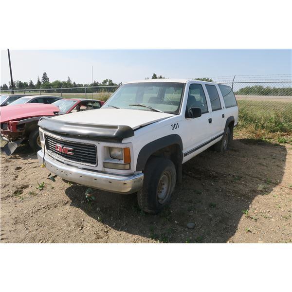 1996 GMC Suburban 2500 White 4WD 1GKGK26R8TJ702466 (No Keys) Sold As Is - ODO: 301424km