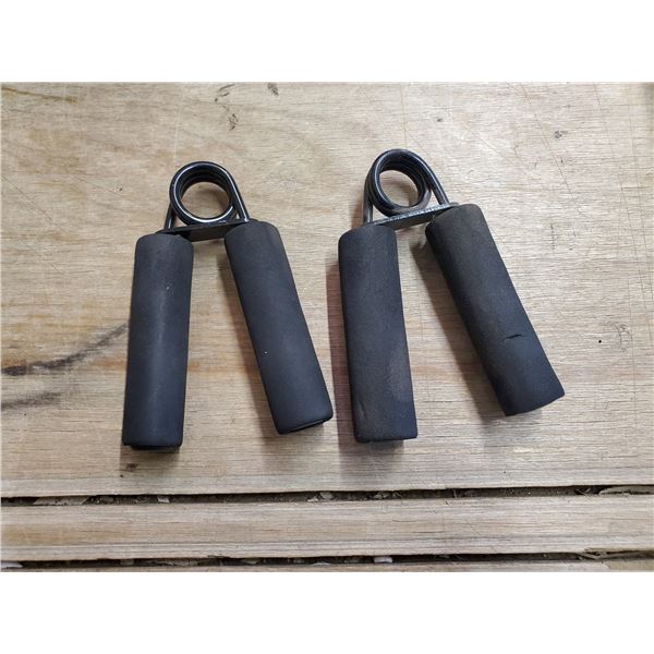 2 hand strength grips