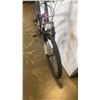 Image 8 : PURPLE AND BLACK CANNONDALE BIKE