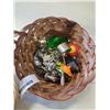 Image 8 : 2 BASKETS OF JEWELRY AND COLLECTIBLES