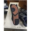 Image 7 : BOX OF SHOES - 2 PAIRS SIZE 13, 6 PAIRS FLIP FLOPS AND KIDS BOOTS