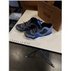 Image 8 : BOX OF SHOES - 2 PAIRS SIZE 13, 6 PAIRS FLIP FLOPS AND KIDS BOOTS