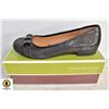 Image 1 : NEW PAIR OF CARLENE 7M FLATS