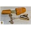 Image 1 : 2 SETS OF SHOE STRETCHERS