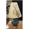 Image 1 : 20" HIGH ARTISTS MADE TABLE LAMP. SHADE FEATURES