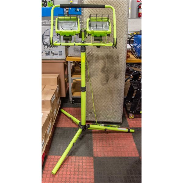 GREEN STAND UP WORK LIGHT WITH FOLDING STAND