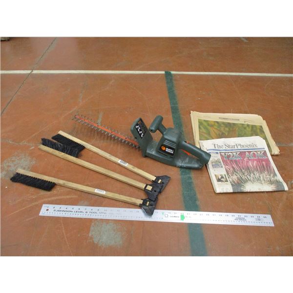 *Black n Decker electric trimmer, brushes, misc