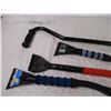 Image 2 : (3) snow brushes + adjustable walking cane