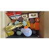 Image 2 : Box of spices with glass jars and blanket