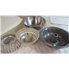 Image 2 : Assorted cake pans and cooking bowl