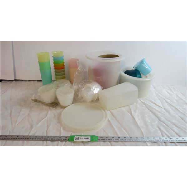 Assorted Tupperware containers