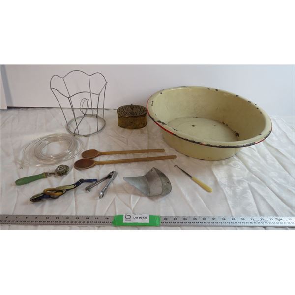 Enamel Wash bin with wooden spoons