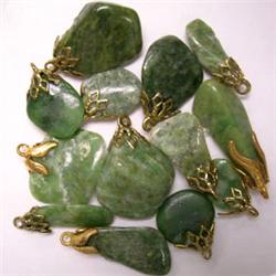 100+ CTS PARCEL OF VINTAGE WYOMING JADE PENDANTS