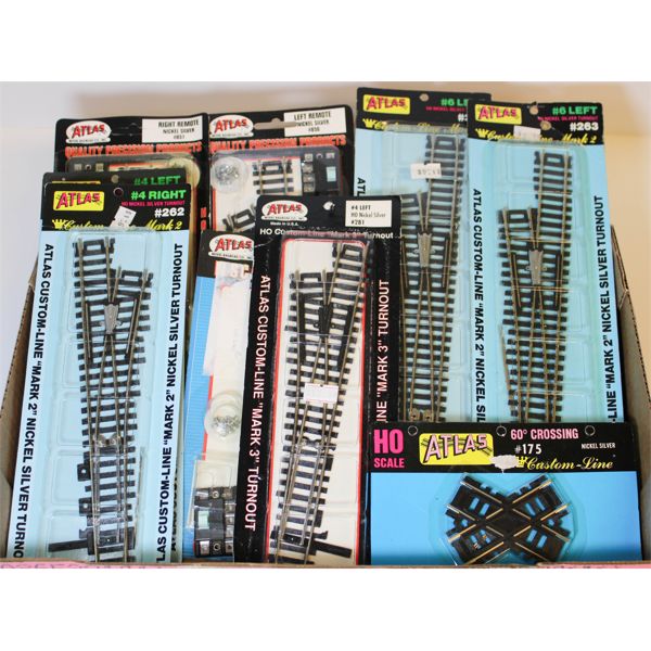 FLAT OF ASSORT. ATLAS H/O SCALE MODEL TRAIN TRACKS & SWITCHES