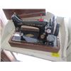 Image 2 : HANDCRANK SINGER SEWING MACHINE W/CASE