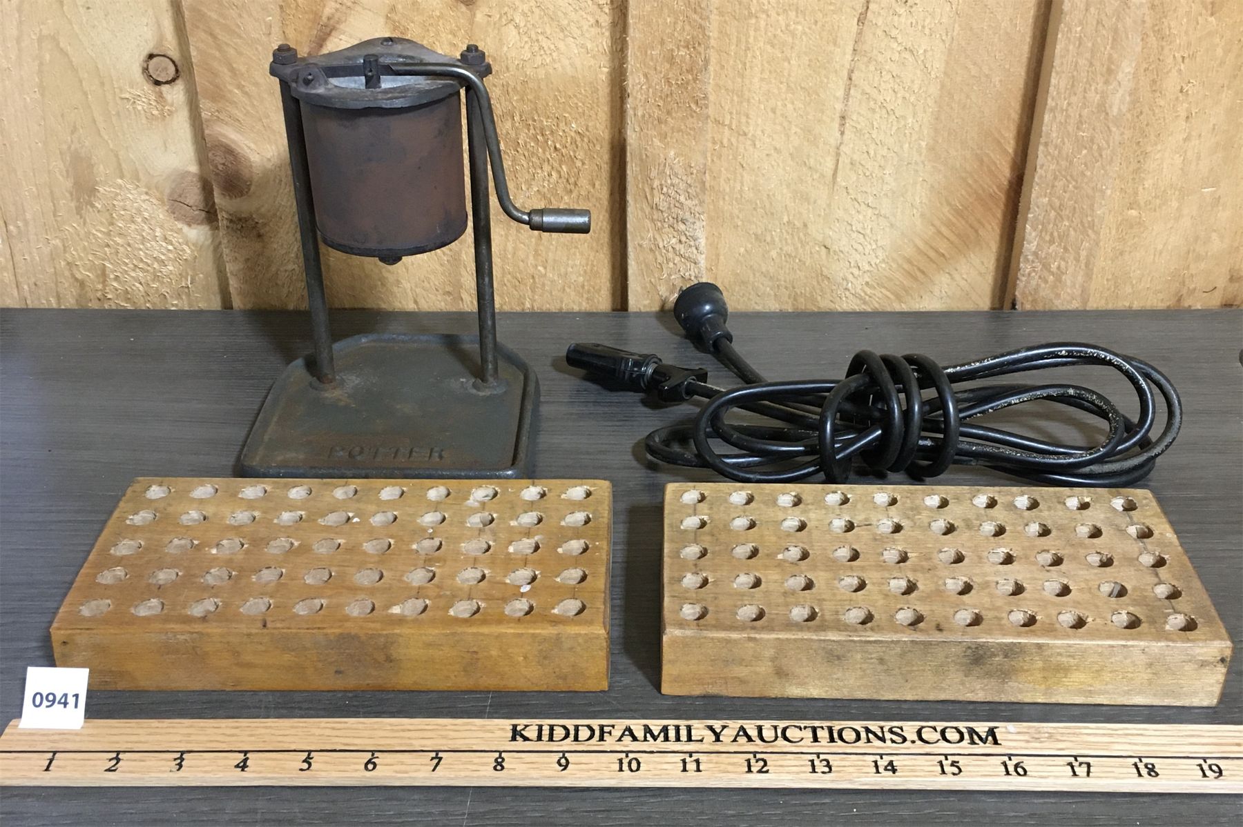 LOT OF 3 - VINTAGE POTTER MELTING POT & WOODEN LOADING BLOCKS