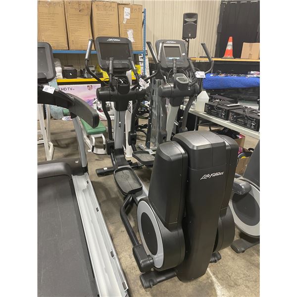 LIFE FITNESS 95XS COMMERCIAL ELLIPTICAL CROSSTRAINER WITH DIGITAL DISPLAY, USB PORT  & HEADPHONE