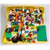 Image 1 : #820 LEGO BRICK BOX WITH MIXED VINTAGE + NEW LEGO