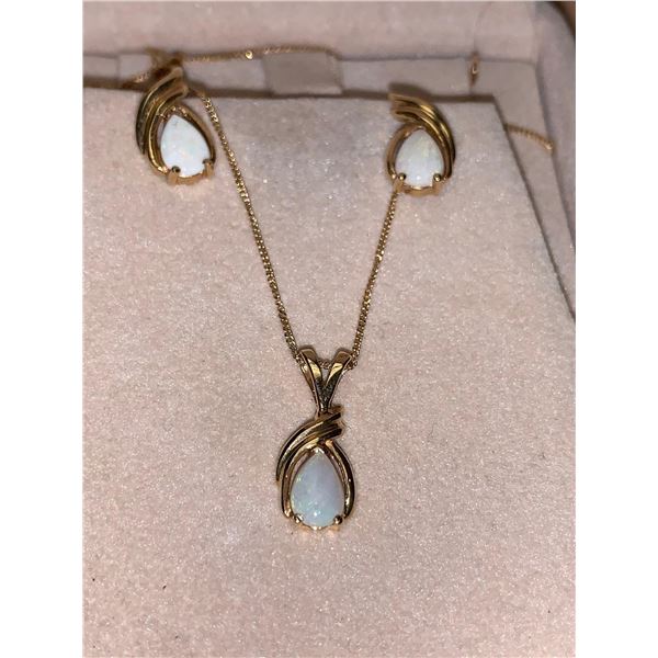 ESTATE ASSET - Ladies Vintage 14K Gold Tear Drop Opal Pendant, Chain and earring set