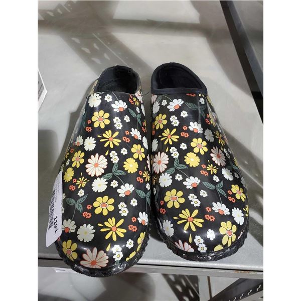 Western Chief Garden Clogs - Women's size 8 - OUT OF BOX - SOLD AS IS