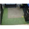 Image 1 : PLASTIC FLOOR MAT W/1 CHUNK OF FAUX GRASS