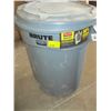 Image 1 : BRUTE GARBAGE CAN W/LID