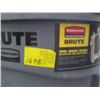 Image 2 : BRUTE GARBAGE CAN W/LID