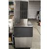 Image 2 : HOSHIZAKI MANITOWOC ICE MACHINE W/ BIN M# KM-65