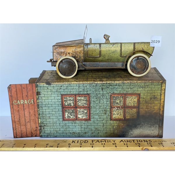 ANTIQUE WIND UP TIN CAR "BM 5090" AND GARAGE 